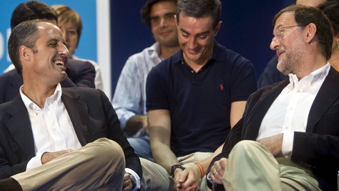 Francisco Camps, Ricardo Costa y Mariano Rajoy en un encuentro del PP en 2009. (Efe)