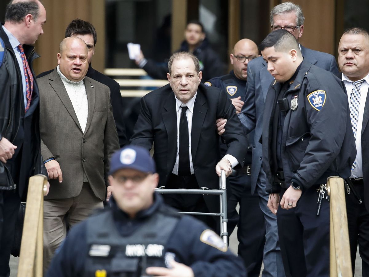 Foto: El productor Harvey Weinstein durante el primer día del juicio donde está acusado de varios delitos sexuales. (EFE)