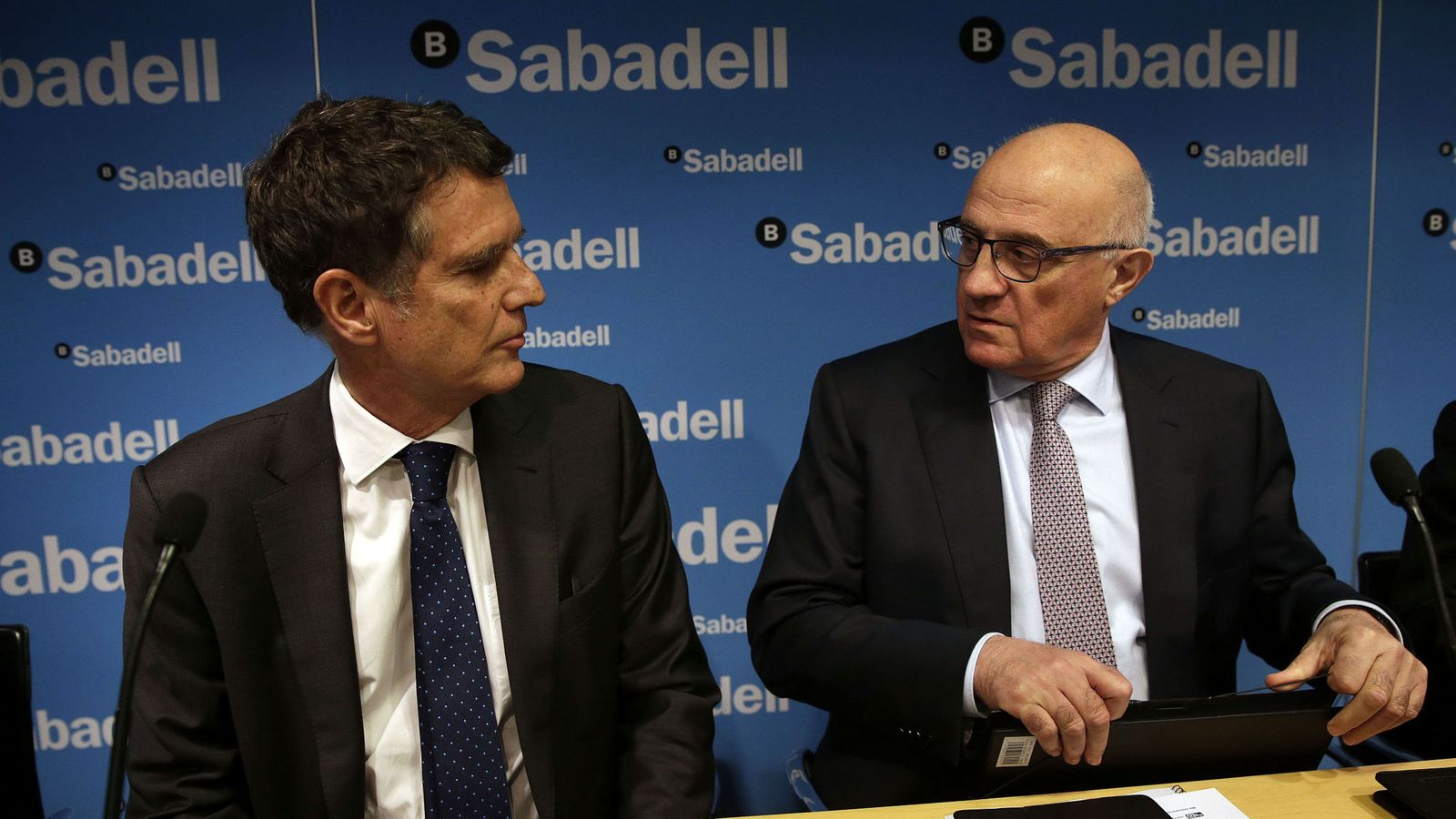 Foto: El consejero delegado del Sabadell, Jaume Guardiola, y su presidente, Josep Oliu (EFE)