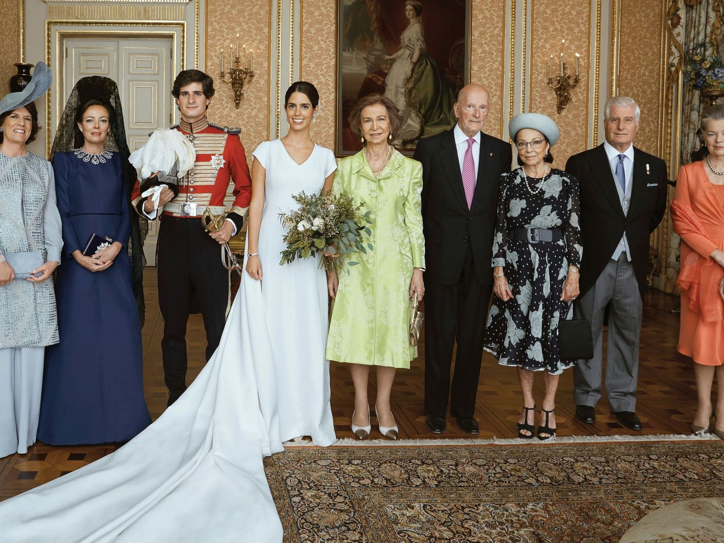 Los duques de Huéscar, el día de su boda con Sofía Barroso, Matilde Solís, la reina Sofía, Simeón y Margarita de Bulgaria, el duque de Alba y Ana de Francia. (EFE)