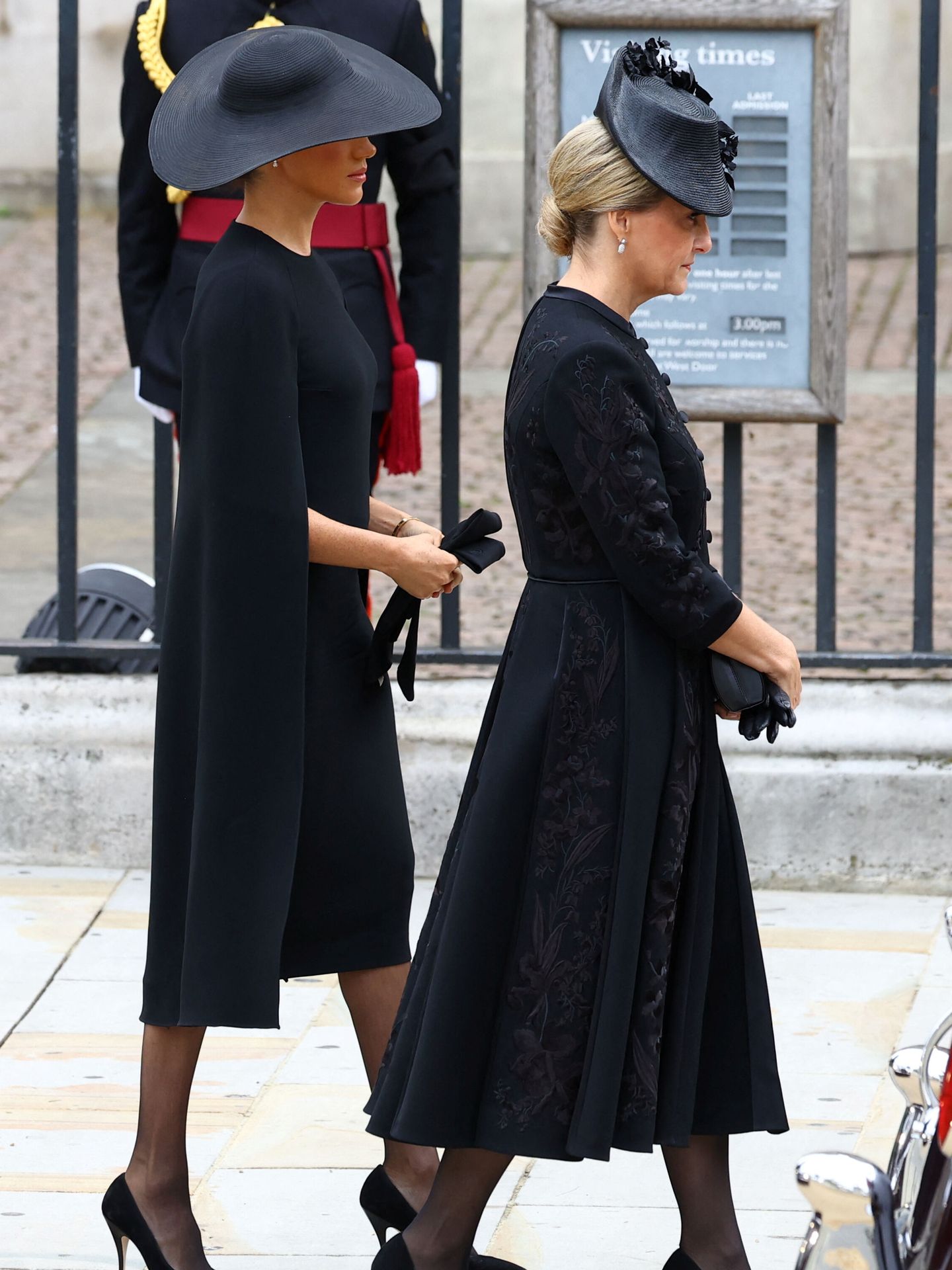 Meghan Markle llega a la abadía de Westminster junto a Sophie de Wessex. (Reuters/Pool/Hannah McKay)