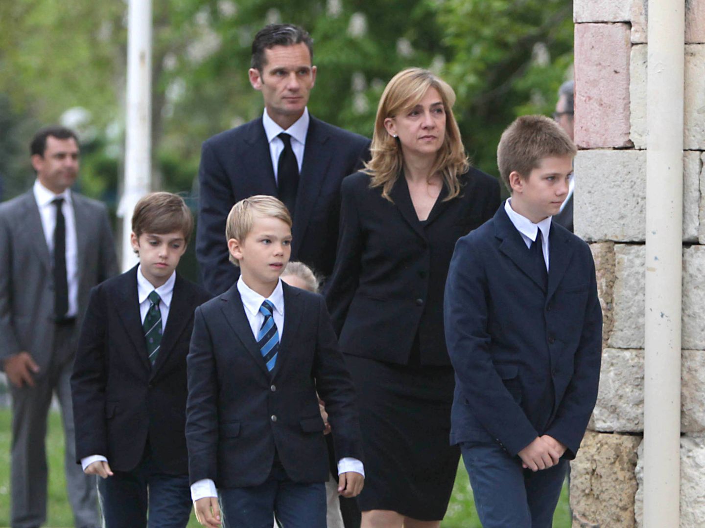 Inaki y Cristina, junto a sus hijos, en el funeral del padre, suegro y abuelo. (EFE)