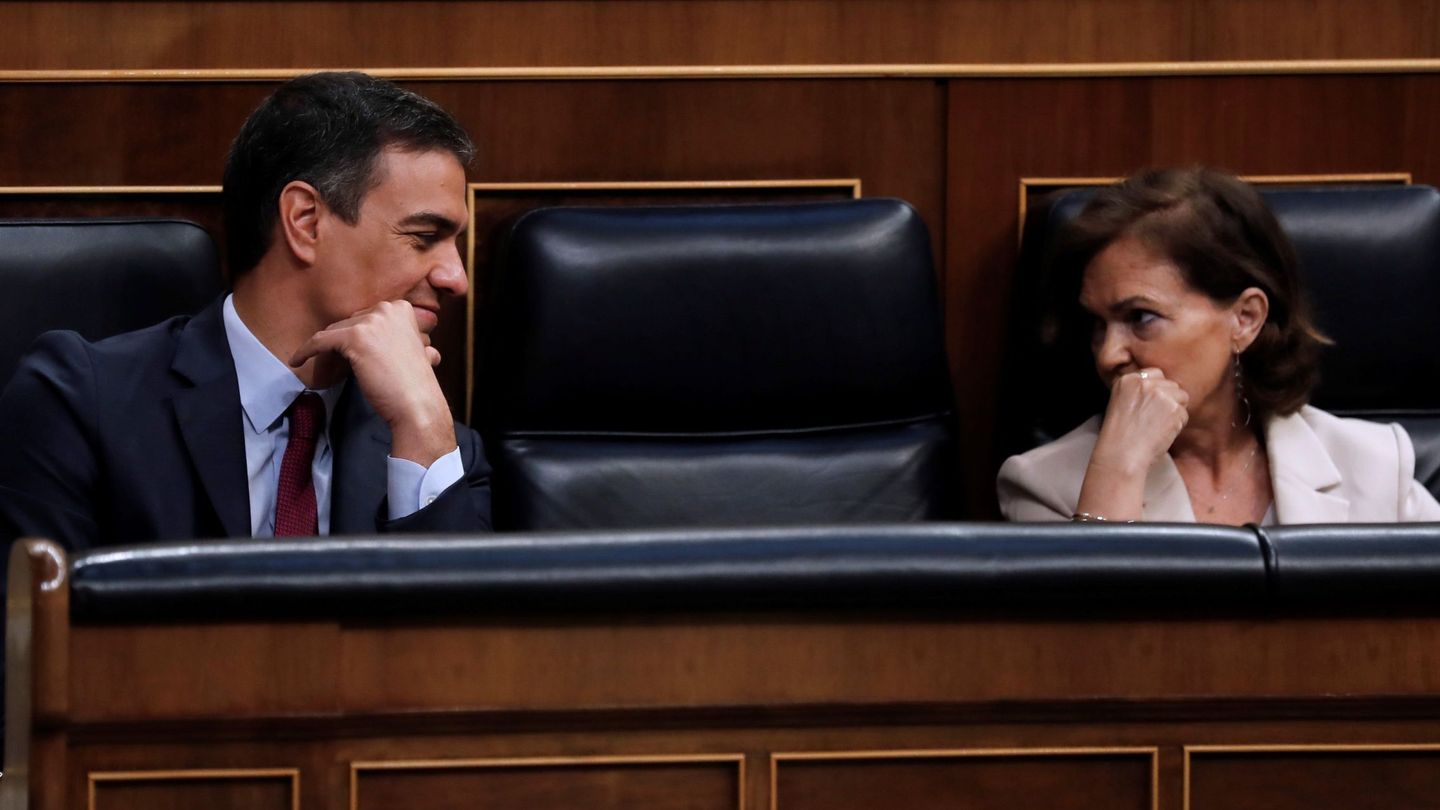 Pedro Sánchez y Carmen Calvo, sin mascarilla, en el Congreso. (EFE)