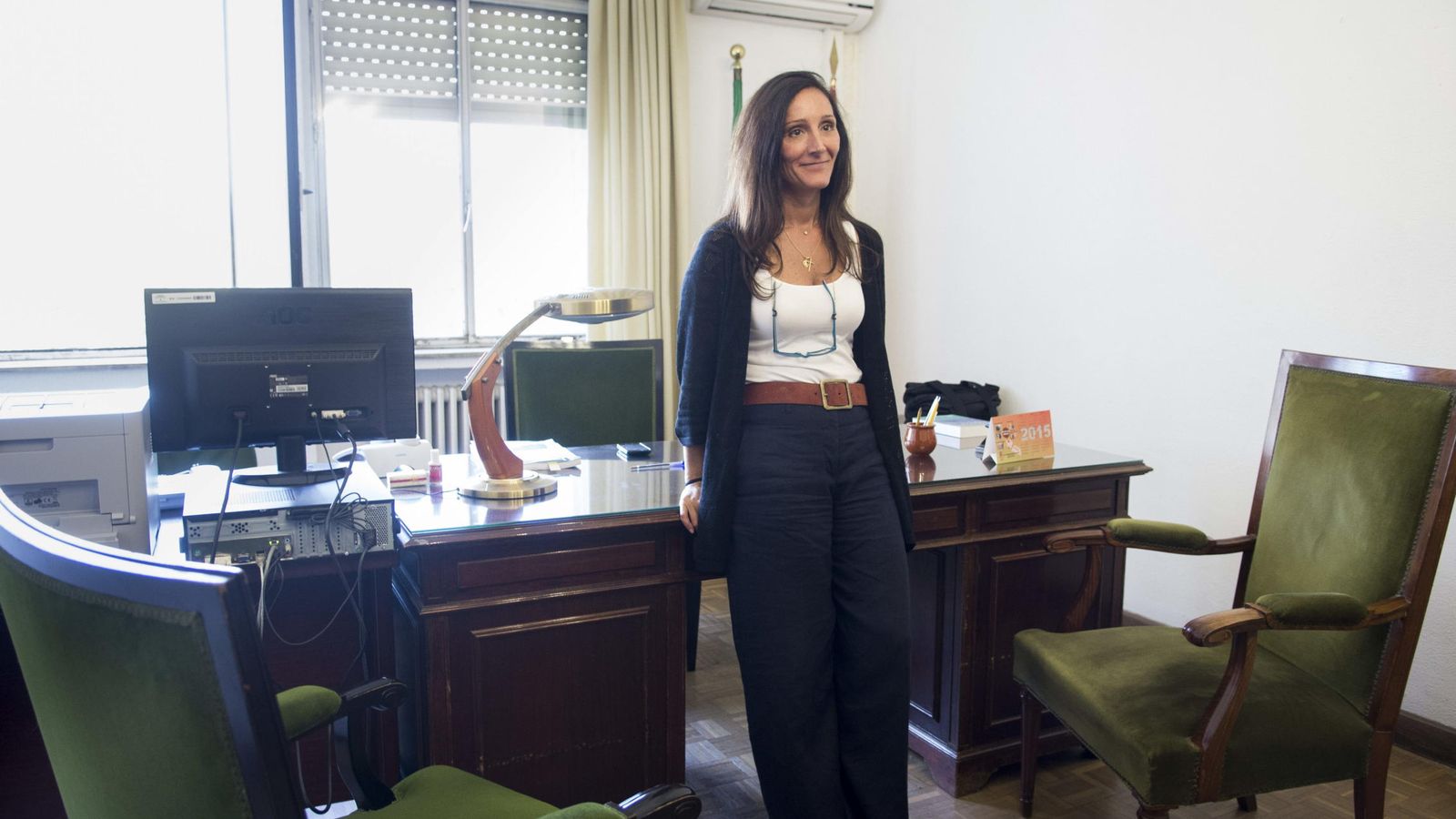 Foto: María Ángeles Núñez Bolaños, en su despacho en el juzgado de instrucción 6 de Sevilla. (EFE)