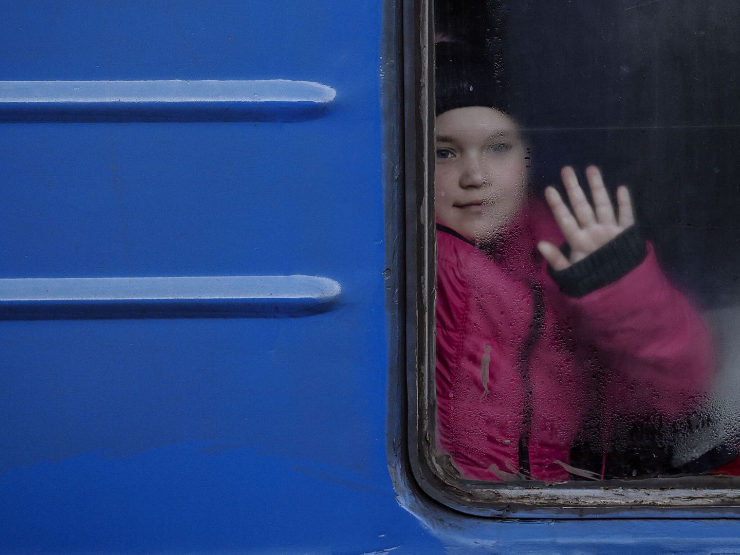 Un niño se despide de un familiar montado en un tren que parte desde Odesa. (EFE/ Manuel Bruque)