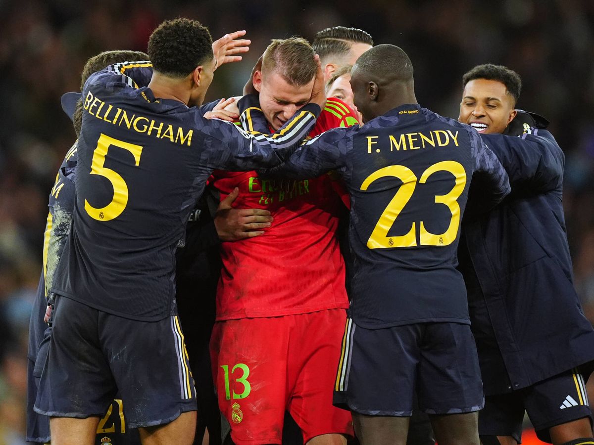 Foto: Lunin abrazado por sus compañeros al terminar el partido. (Getty Images/Mike Egerton)