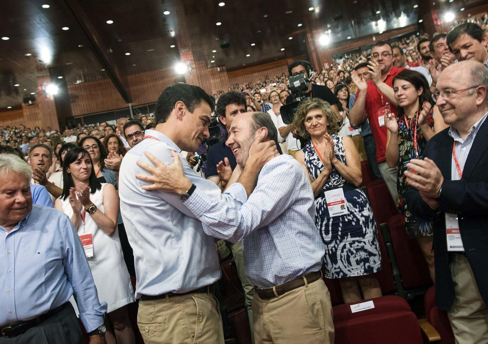 Foto: El secretario general del PSOE, Pedro Sánchez (ci), abraza a su antecesor, Alfredo Pérez Rubalcaba (Efe)