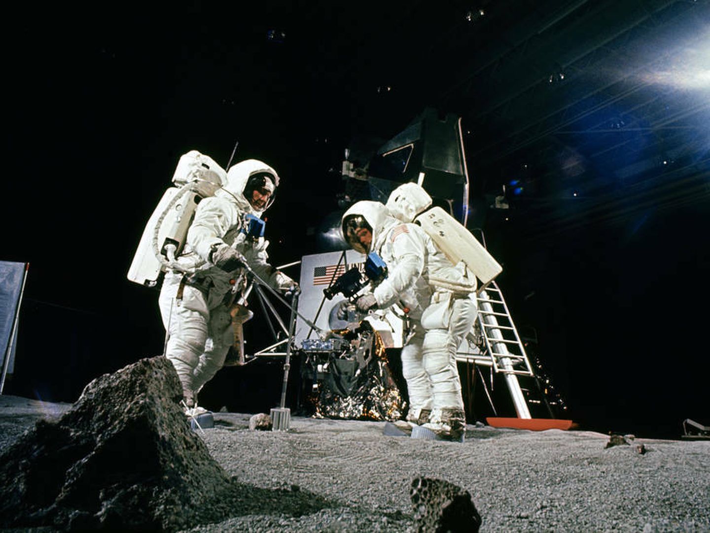 Buzz Aldrin (izquierda) y Neil Armstrong entrenando para su misión en un decorado lunar con gravedad terrestre (NASA)