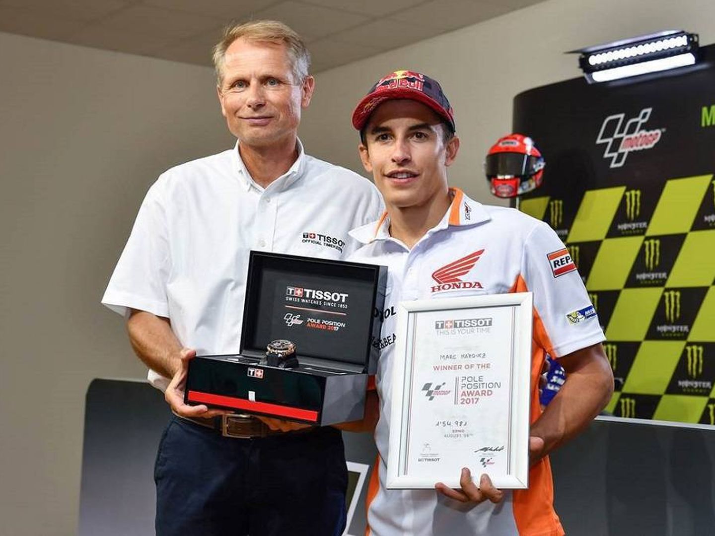 Marc Márquez recibiendo el Pole Position Award de Brno en el año 2017. (Tissot)