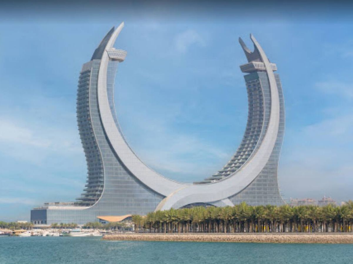 Foto: Las torres con forma de dos espadas gigantes que albergan hoteles de lujo (Google Maps)