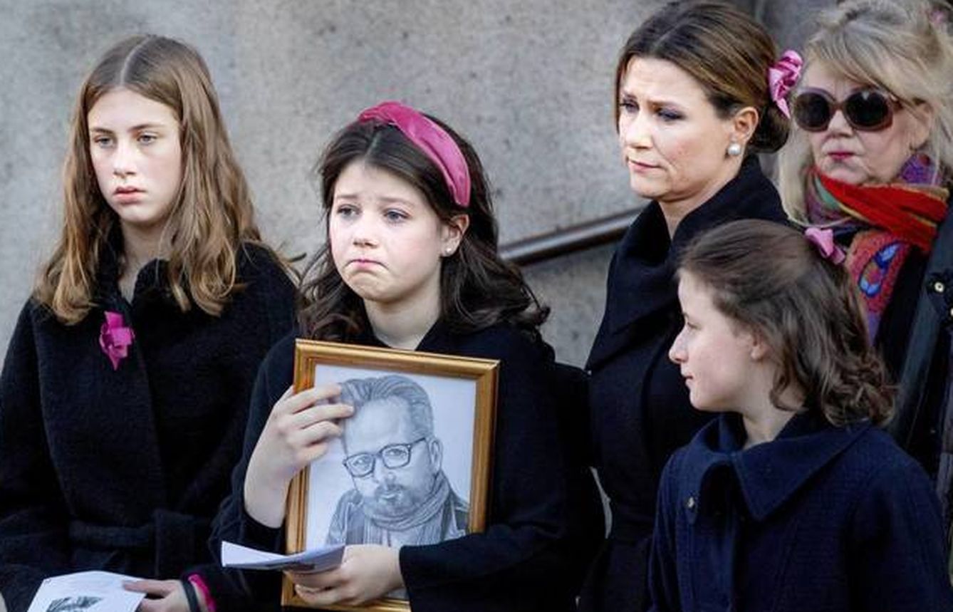  Marta Luisa, con sus hijas en el funeral de Ari Behn. (CP)
