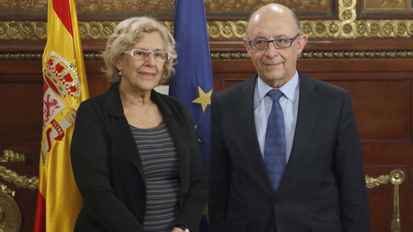 La alcaldesa de Madrid, Manuela Carmena, y el ministro de Hacienda, Cristóbal Montoro. (EFE)