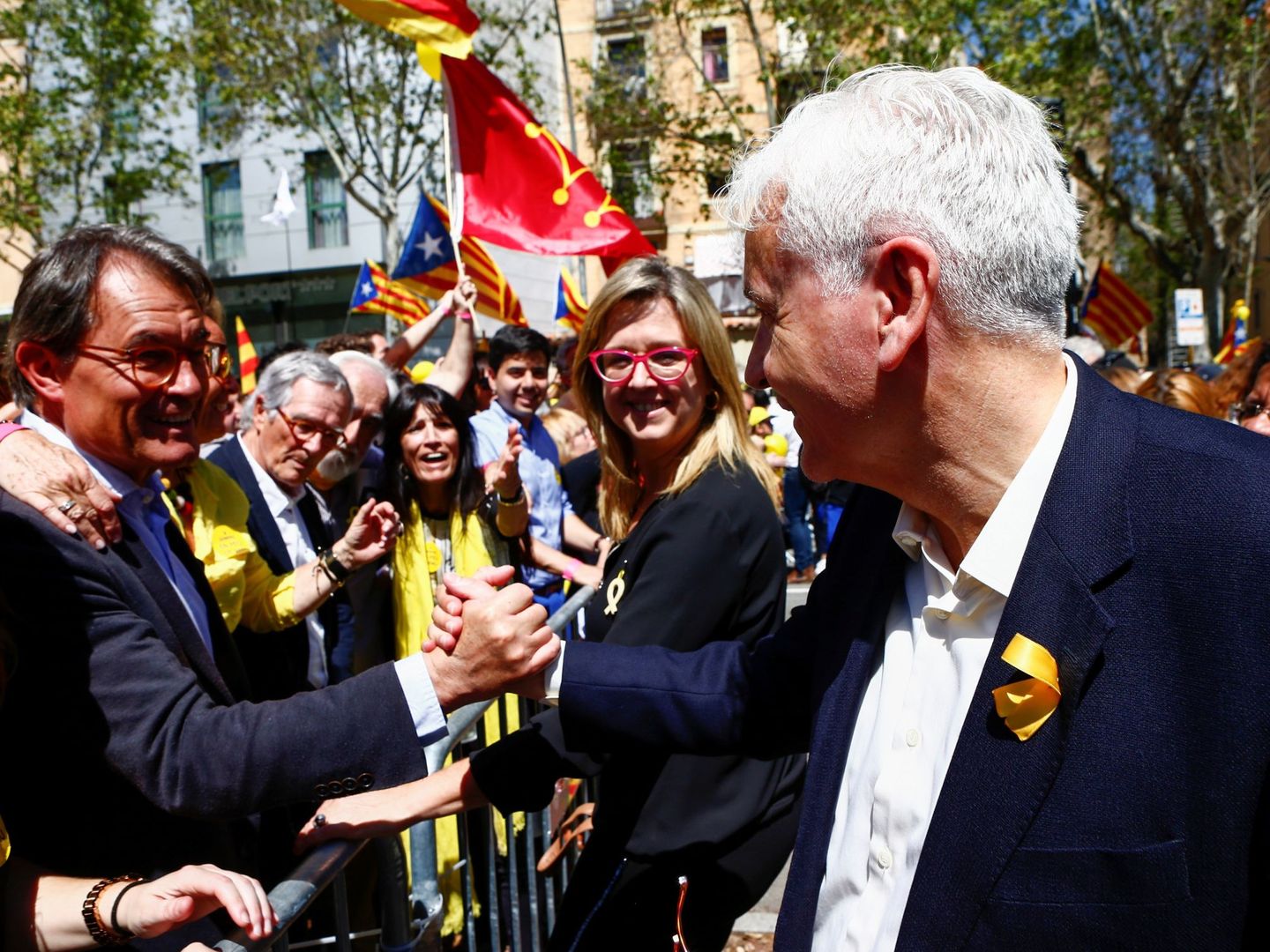 Artur Mas (i) saluda al 'exconseller' de Cultura Ferran Mascarell (d) durante una manifestación. (EFE) 