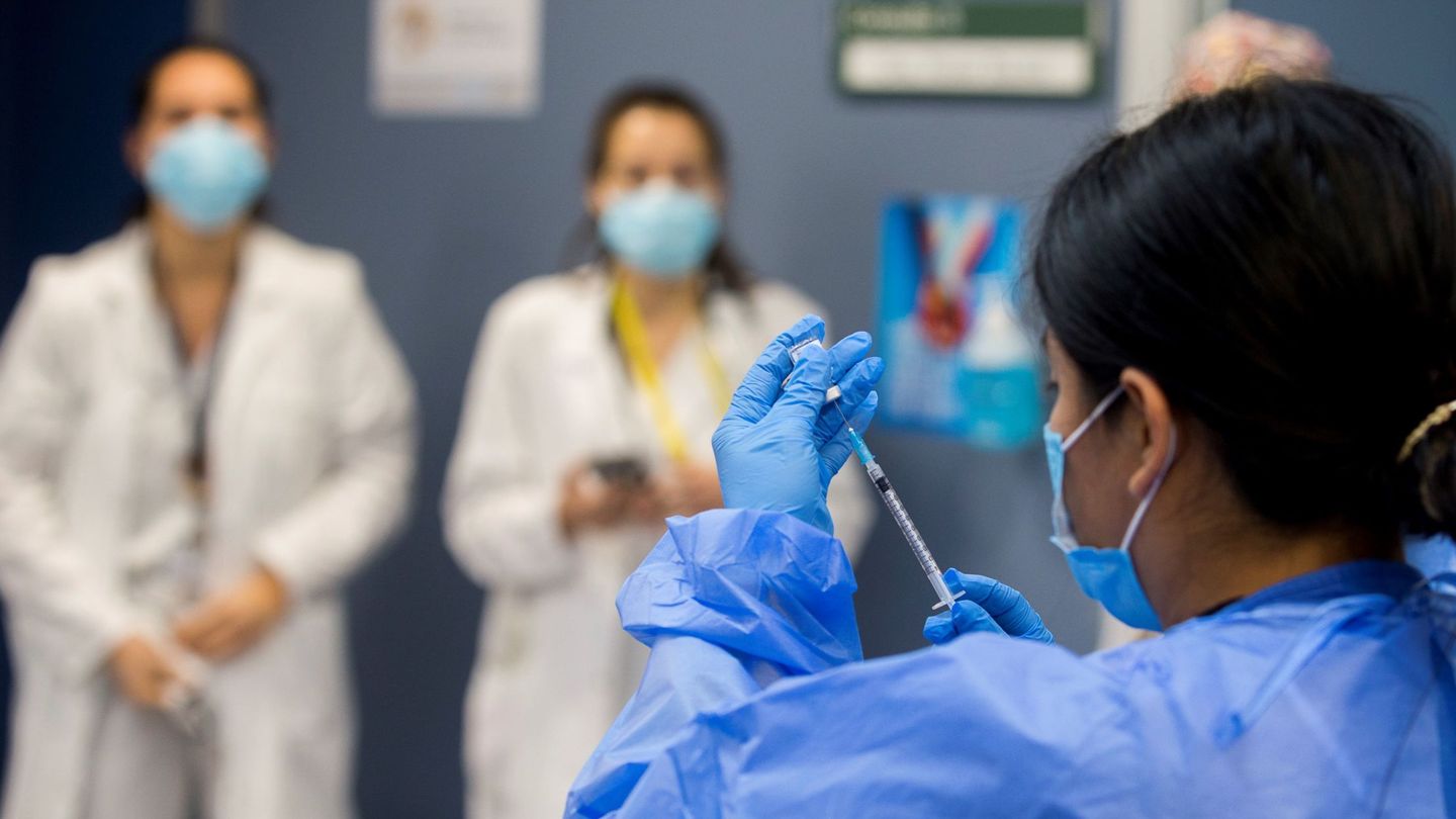 Una profesional del Hospital de Sant Pau prepara una de las vacunas del covid-19. (EFE) 
