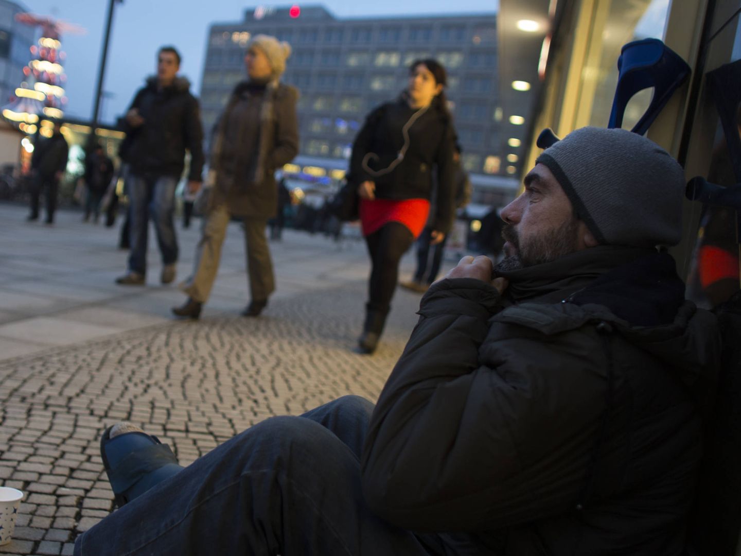 Un vagabundo pide limosna en Alexanderplatz, una gran plaza ubicada en el centro de Berlín. (Reuters)