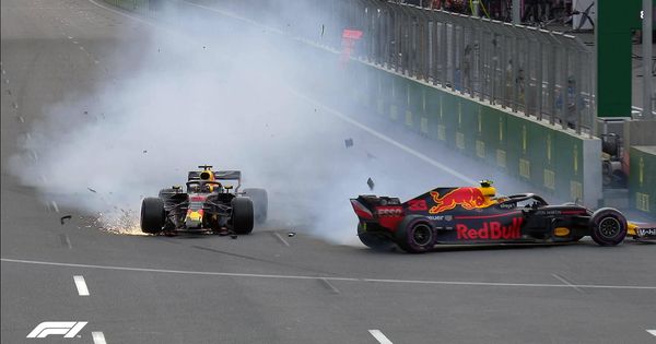 Foto: La imagen de la carrera, el accidente entre Ricciardo y Verstappen. (Foto Twitter de @F1)