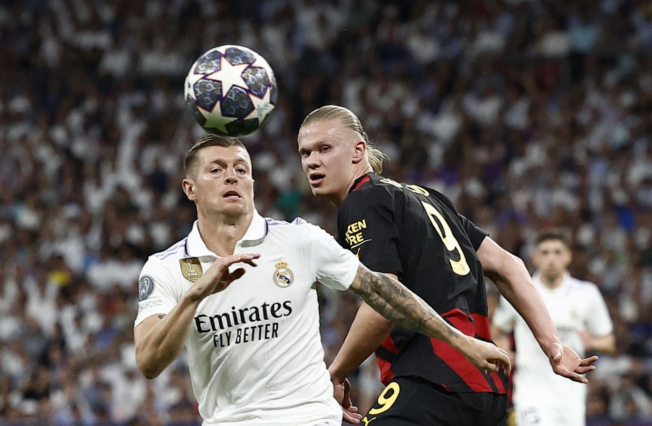 Kroos gana un balón a Haaland en el partido contra el City. (EFE/Rodrigo Jiménez)