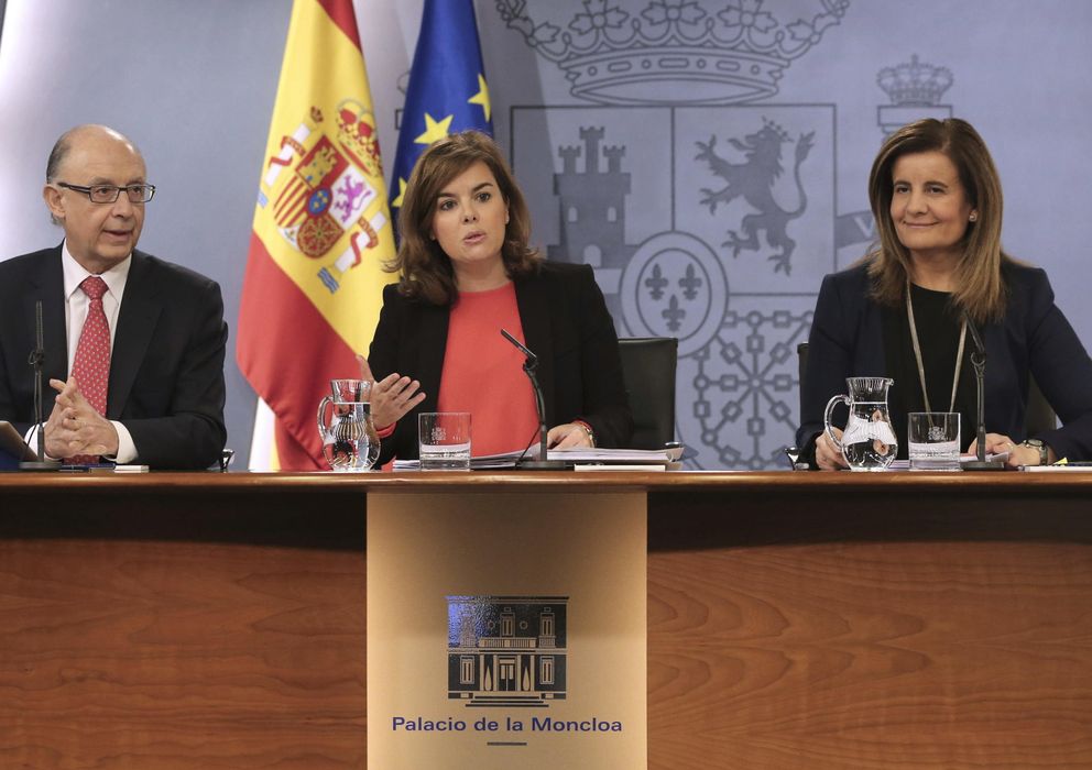 Foto: Montoro, Sáenz de Santamaría y Báñez, tras un Consejo de Ministros el pasado diciembre (EFE)