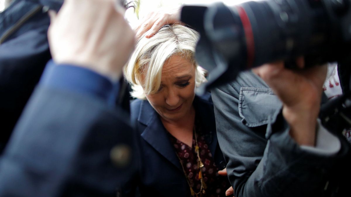 Lluvia de huevos y gritos de 'nazi' y 'facha' a Le Pen: el Frente Nacional pierde fuelle