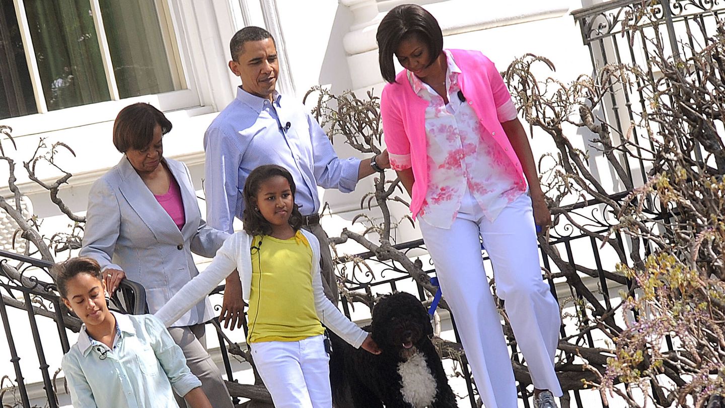 La familia Obama, con Marian Robinson durante el Easter Egg Roll de 2010. (Gtres)