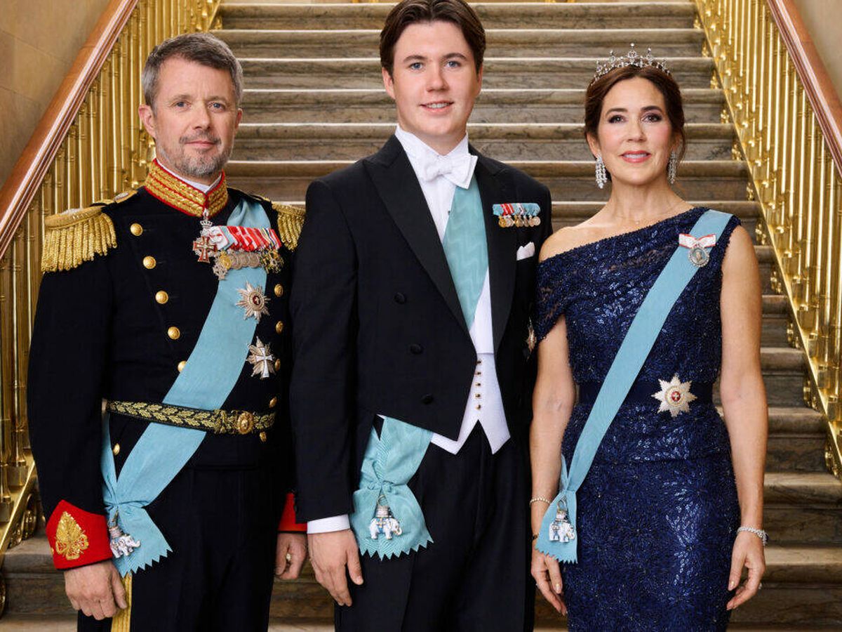 Foto:  Christian de Dinamarca junto a sus padres, Federico y Mary. (Casa Real de Dinamarca) 