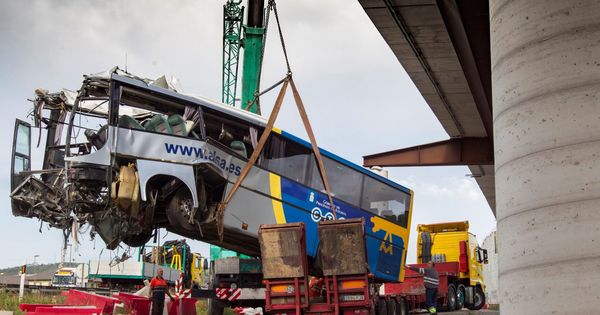 Foto: Una grúa retira los restos del autobús de la compañía Alsa que se ha empotrado contra una pilastra de hormigón en Avilés. (EFE)