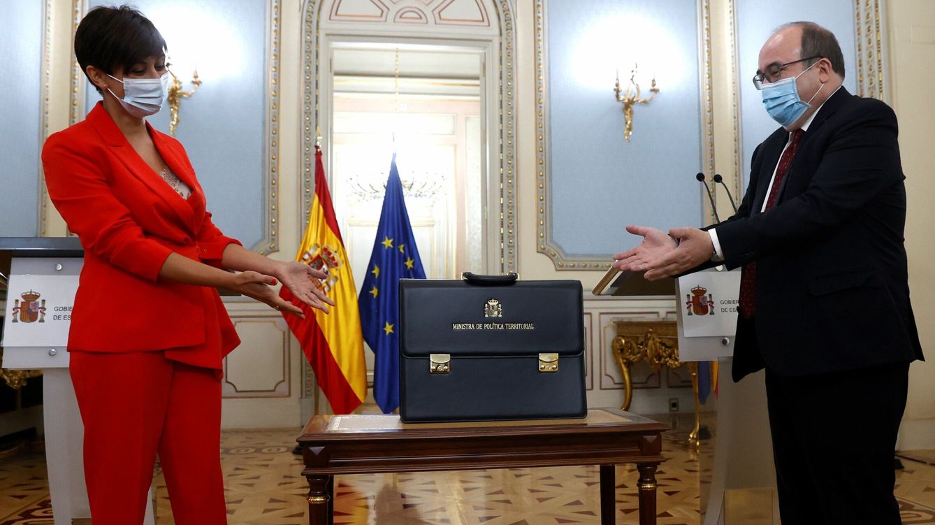 Foto: La ministra de Política Territorial, Isabel Rodríguez, recibe la cartera ministerial de su predecesor, Miquel Iceta. (EFE)