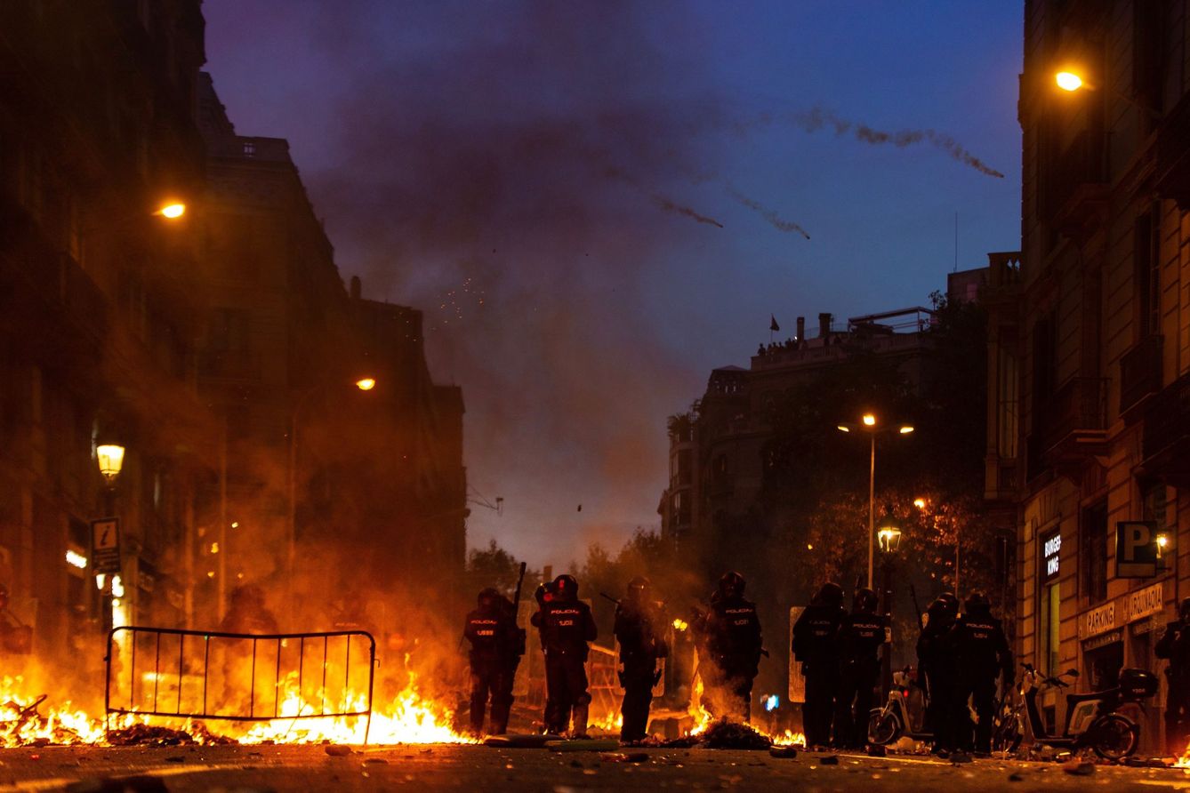 Un grupo de policías antidisturbios durante los altercados que se están produciendo en Barcelona. (EFE)