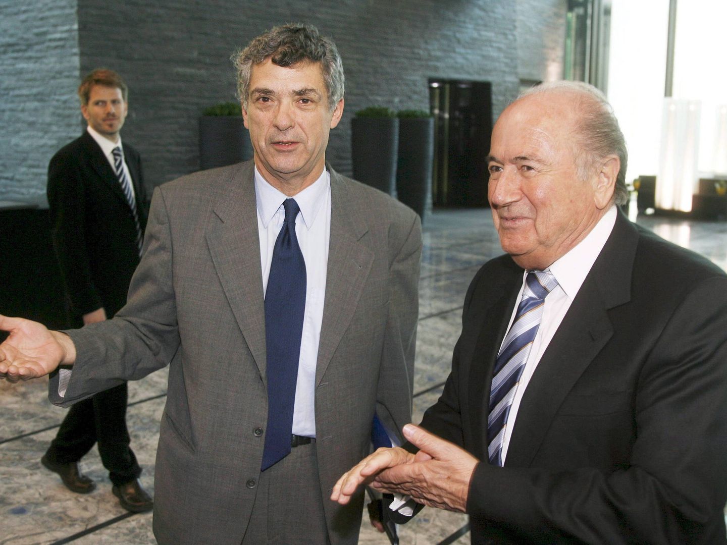 El expresidente de la FIFA Joseph Blatter con Villar, en 2008. (EFE)