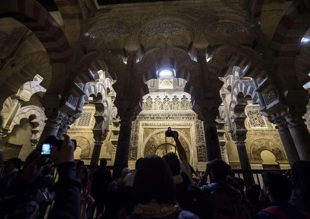 Foto: Turistas recorren los pasillos de la Mezquita-Catedral de Córdoba. (Efe)