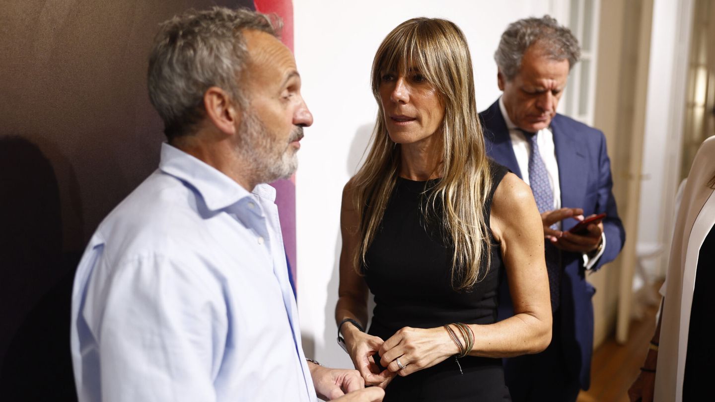 Begoña Gómez conversa con el diseñador Marcos Luengo durante la presentación de su última colección en el marco de la Semana de la Moda de Madrid. (EFE/Rodrigo Jiménez)