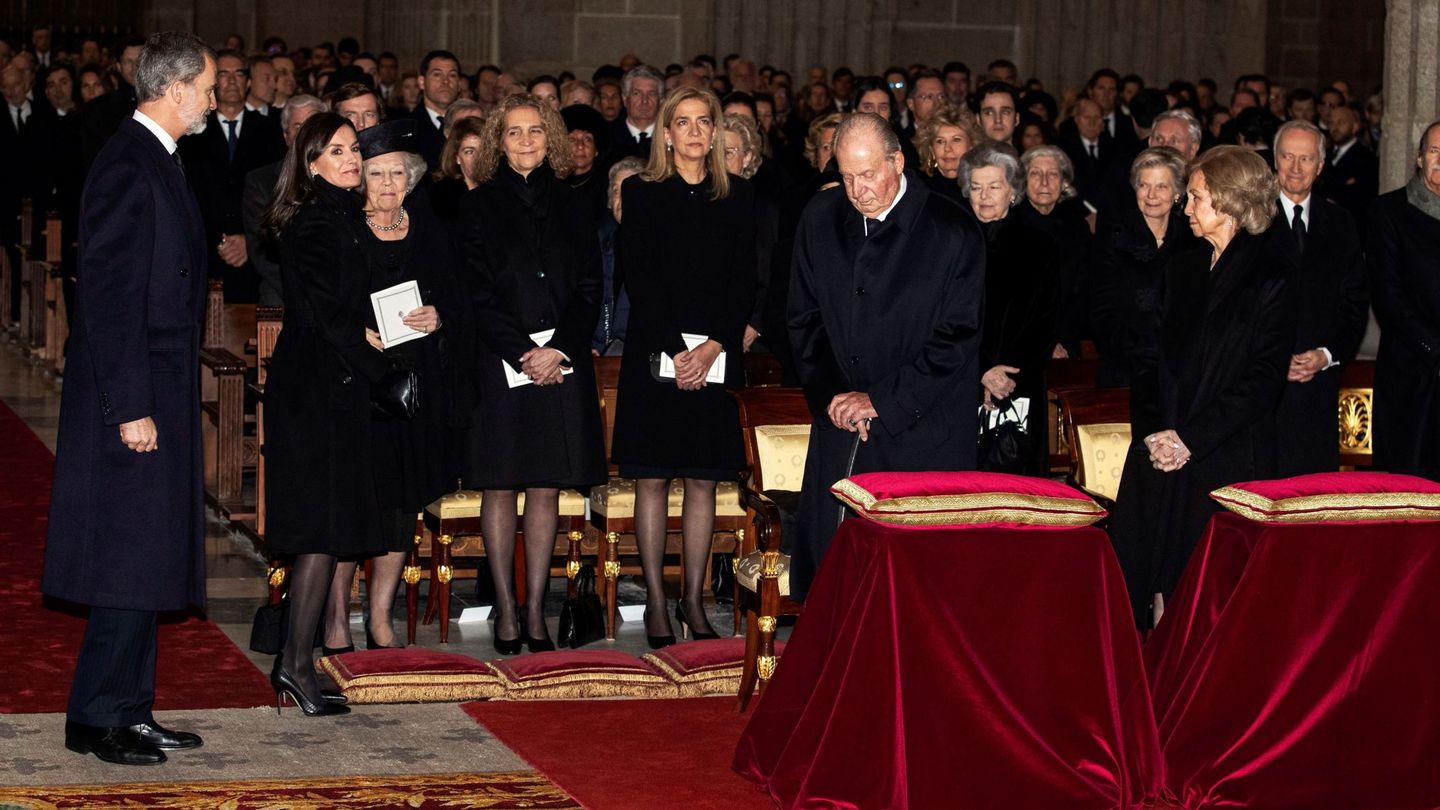 Don Felipe y doña Letizia, con los reyes eméritos en el funeral de la infanta Pilar. (EFE/Pool/Emilio Naranjo)