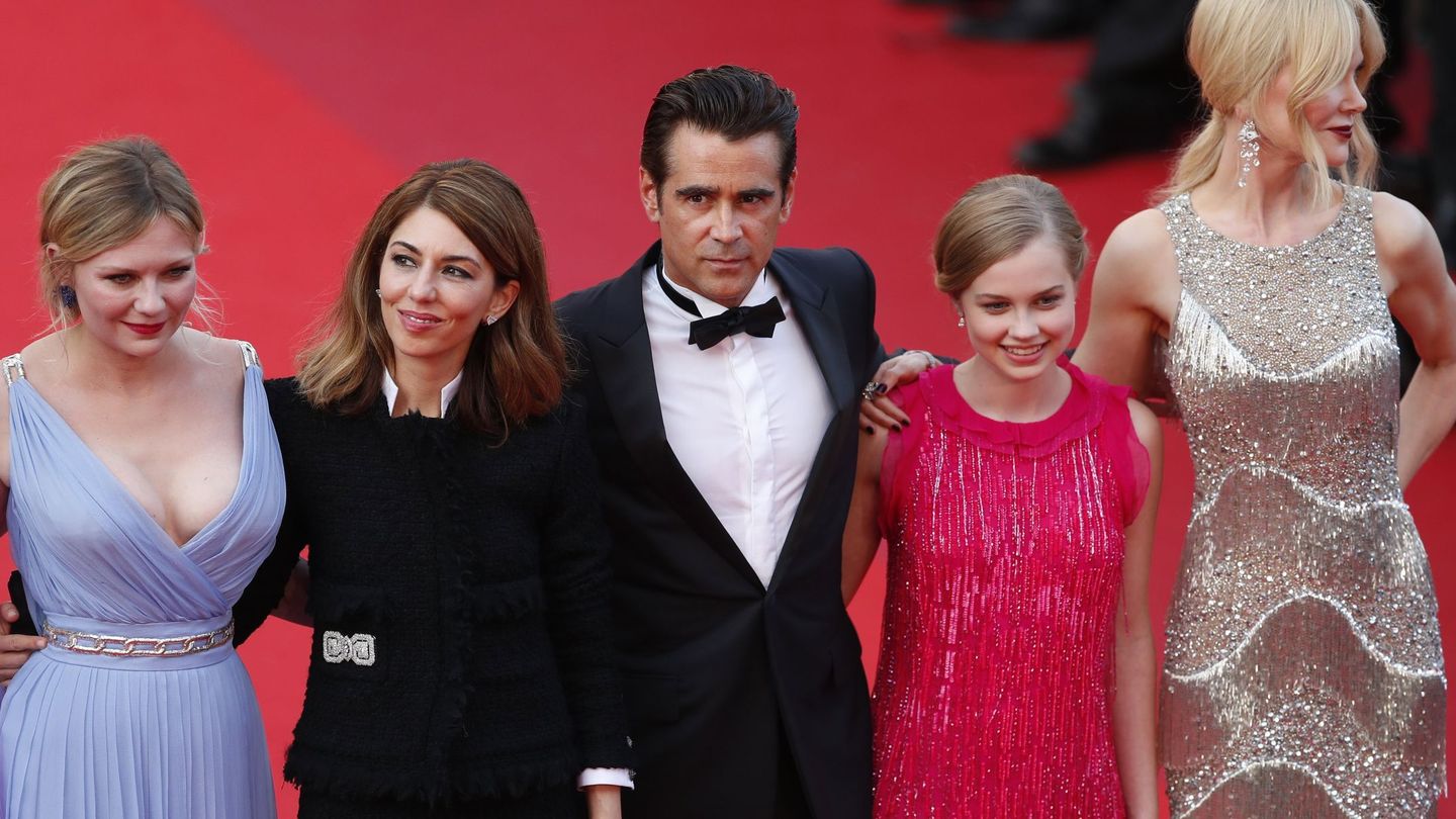 La directora, junto a algunos de los intérpretes de 'La seducción' en el Festival de Cannes 2017.(EFE)