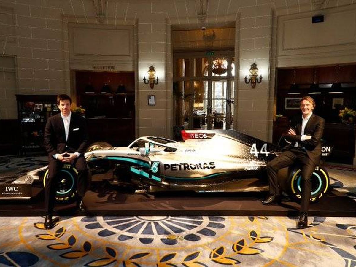 Foto: Toto Wolff y sir Jim Ratcliffe, durante la presentación del acuerdo de patrocinio de Ineos al equipo Mercedes de F1. (Mercedes)