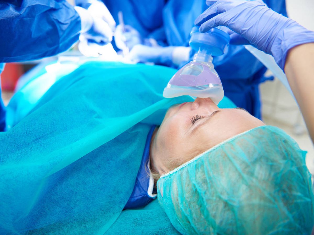 Foto: Una mujer recibiendo anestesia en una operación. Foto: iStock