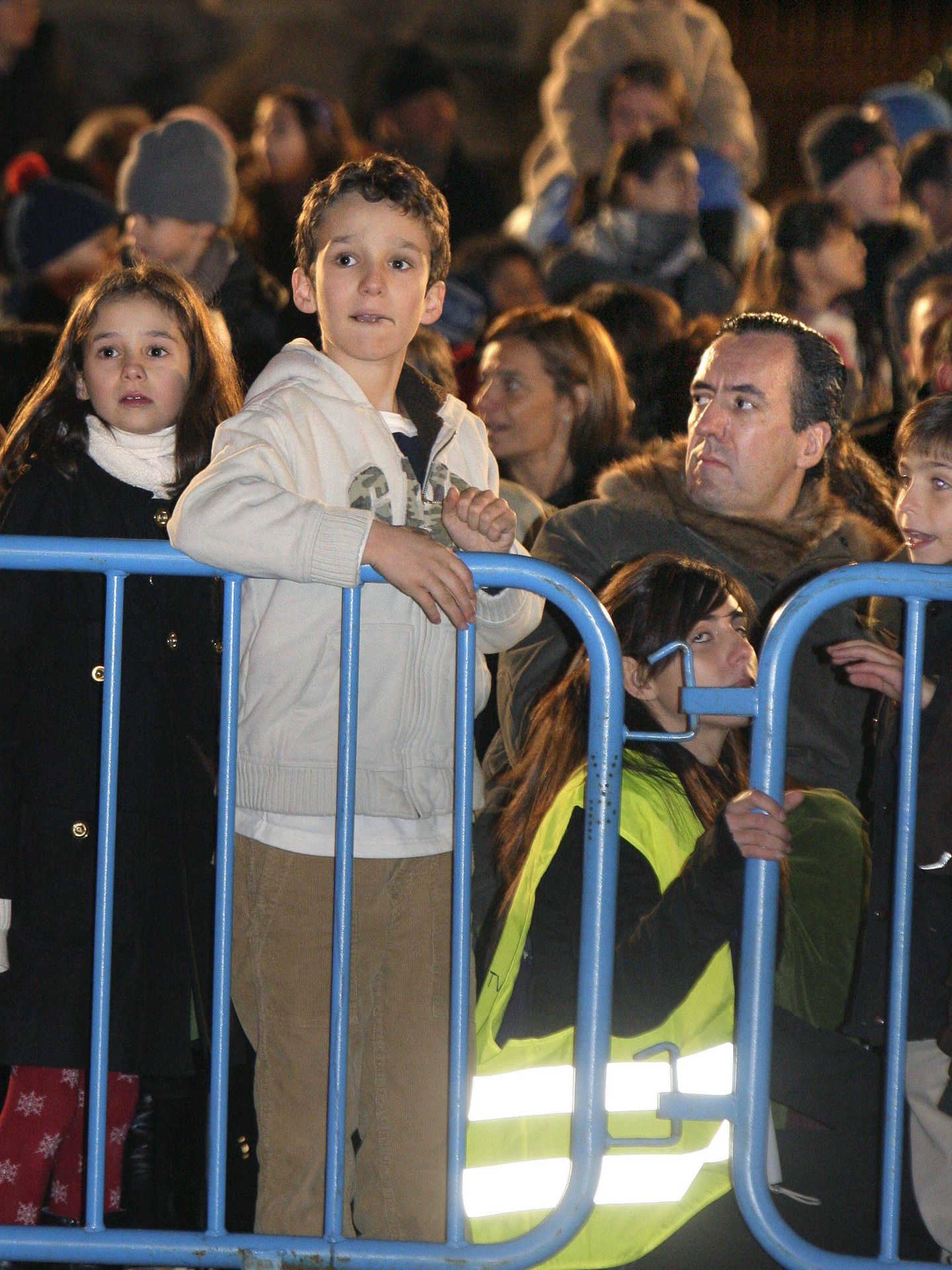 Jaime de Marichalar, acompañado por sus hijos Felipe Juan Froilán y Victoria Federica, asiste a la tradicional Cabalgata de Reyes de Madrid en enero de 2010. (EFE/Alberto Martín)