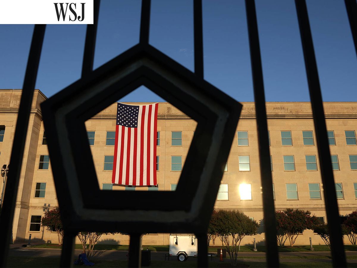 Foto: Una bandera estadounidense colgada en el exterior de las oficinas de el Pentágono. (Getty images/Alex Wong)