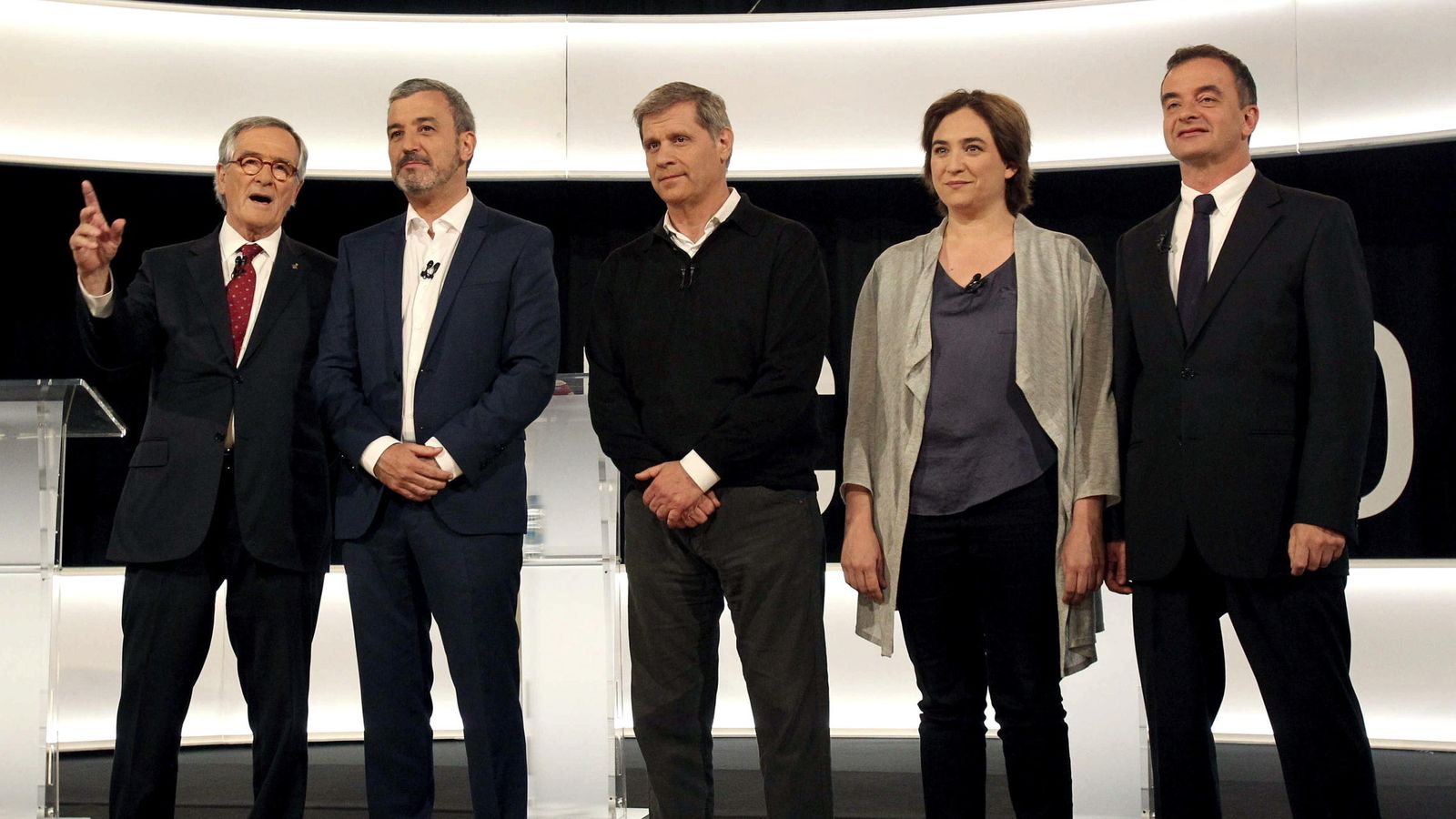 Foto: Xavier Trias (CiU), Jaume Collboni (PSC), Alberto Fernández (PP), Ada Colau (Barcelona En Comú) y Alfred Bosch (ERC), tras el debate televisivo. EFE/Toni Garriga