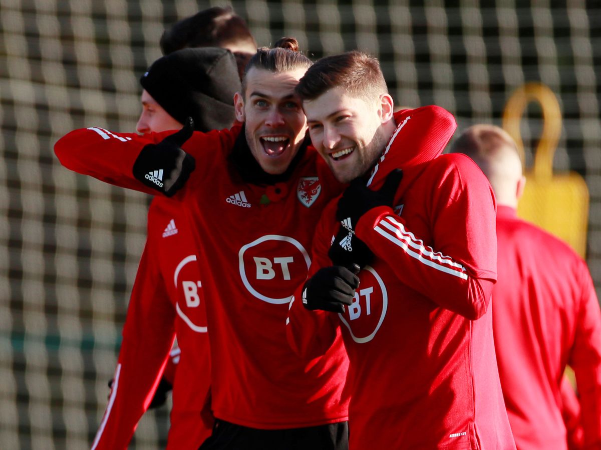 Foto: Gareth Bale se abraza a Ben Davies durante el entrenamiento con la seleción de Gales. (Reuters)