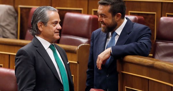 Foto: El expresidente de Coca-Cola España y diputado de Cs, Marcos de Quinto,iz. (EFE)