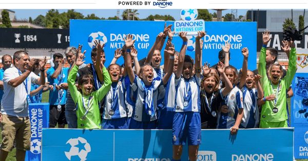 Foto: El RCD Espanyol femenino celebrando la victoria en la Final Nacional de la DNC (Danone).
