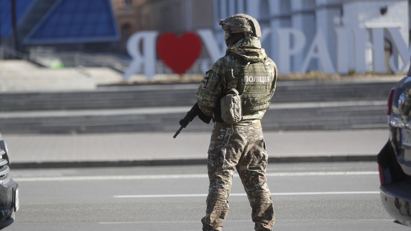 Un soldado en Kiev. (EFE/Zurab Kurtsikidze)