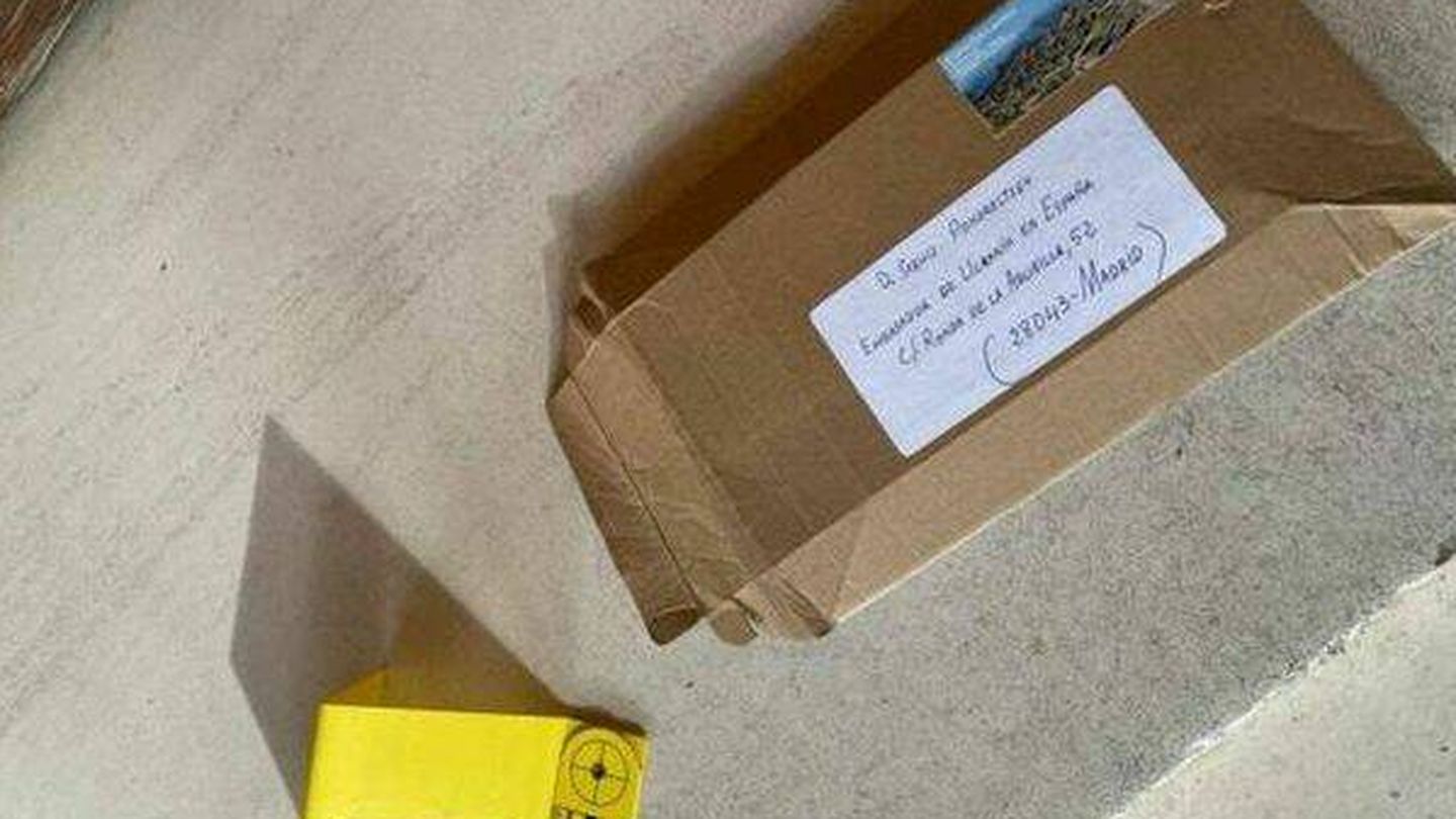 Imagen del paquete enviado a la embajada en que iba la carta explosiva.