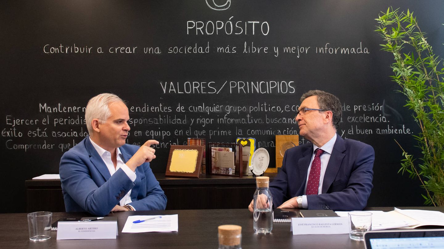 Alberto Artero, director general de El Confidencial, y José Ballesta, alcalde de Murcia.