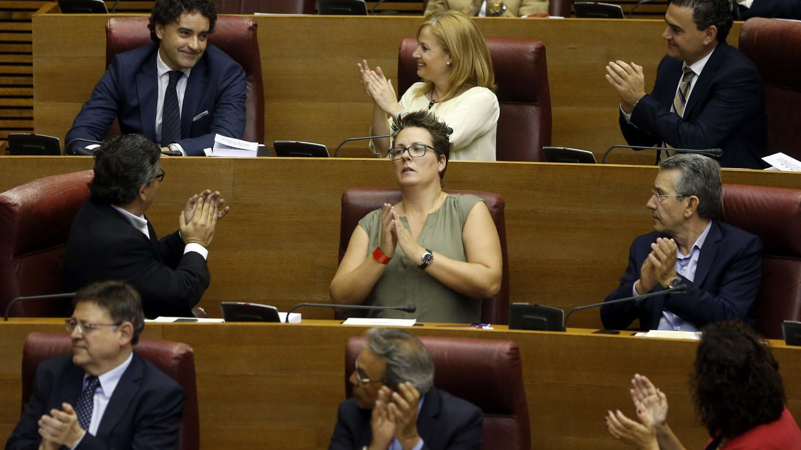 Foto: El diputado del PSPV-PSOE, Francesc Colomer (izq arriba), es aplaudido por sus compañeros tras ser nombrado president de Les Corts. (EFE)