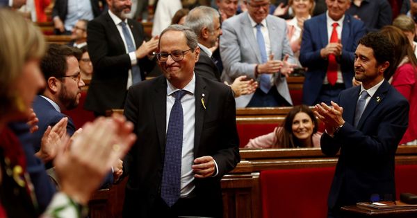 Foto: El presidente de la Generalitat, Quim Torra, (c) sonríe tras superar el debate y votación de la moción de censura. (EFE)