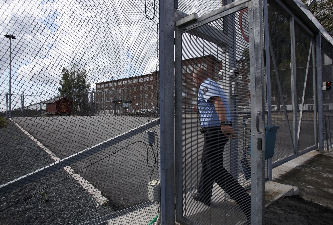 Foto: Un agente de policía entra en la prisión de Ila, en el pueblo de Eidsmarka, cerca de Oslo (Reuters).