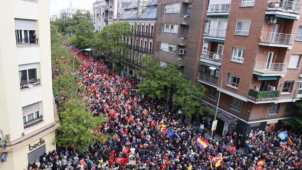 Pedro Sánchez y su posible dimisión, en directo | La cúpula del PSOE se da un baño de masas al salir con sus simpatizantes: 