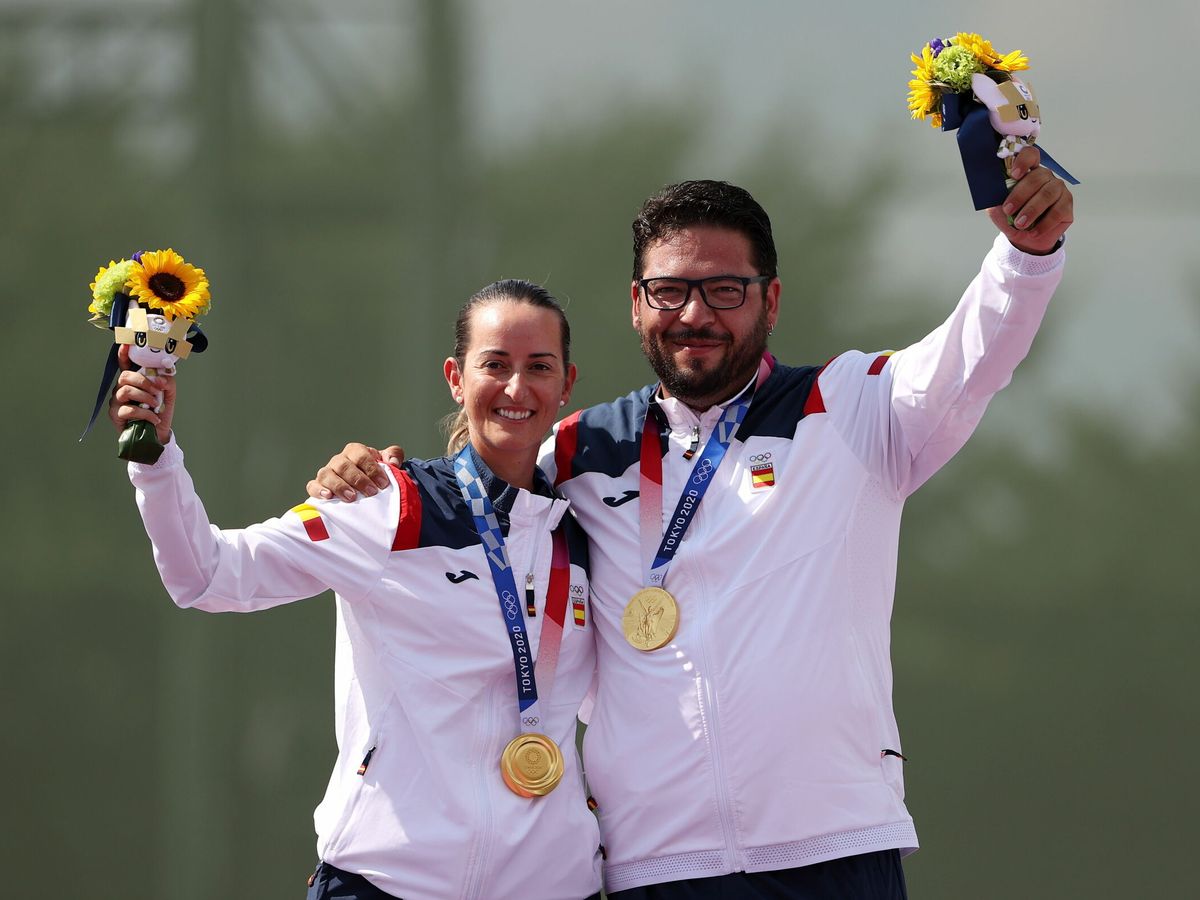 Foto: Fatima Galvez and Alberto Fernandez con la medalla de oro. (EFE)