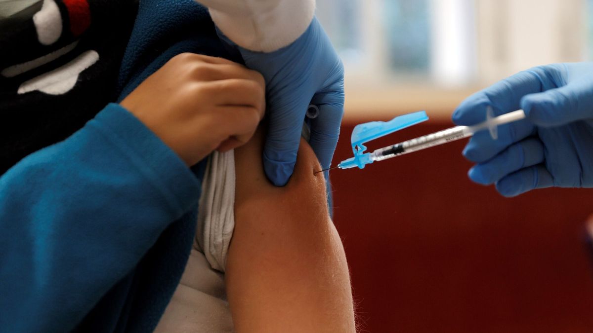 Sanidad y las comunidades autorizan la vacuna de refuerzo para mayores de 40 años